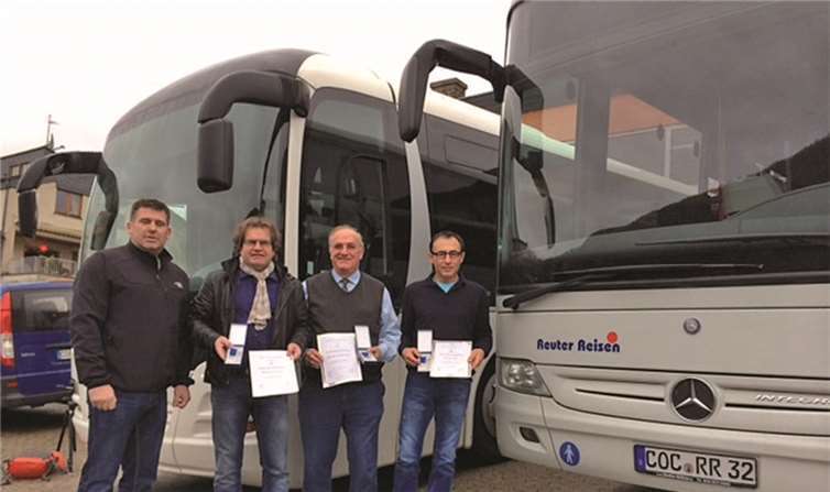 Die Omnibusfahrer präsentieren stolz ihr Ehrendiplom. privat