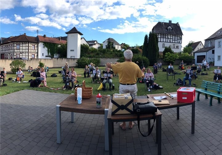 Die Orchesterprobe fand im eingefriedeten Garten der Burg Lantershofen statt.Foto: privat