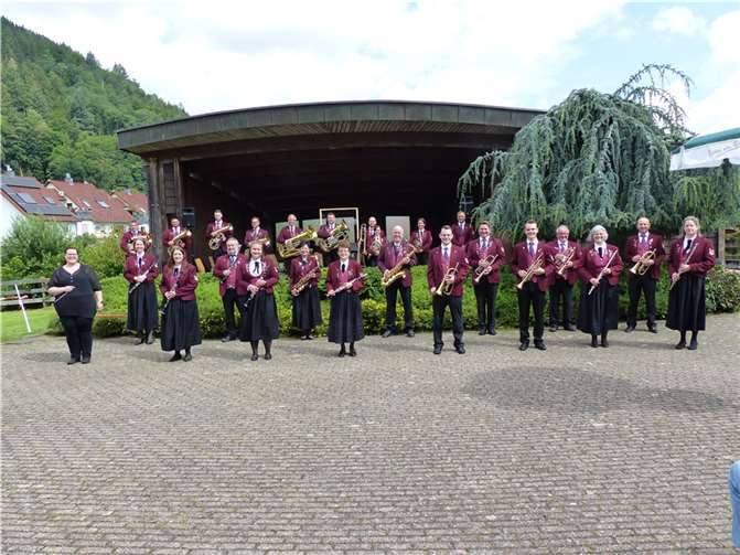 Die Orchestervereinigung Calmbach unter der Leitung ihrer neuen Dirigentin Manuela Maly (links) spielte zugunsten der Hochwasseropfer im Ahrtal ein Benefizkonzert in den Parkanlagen. Fotos: privat