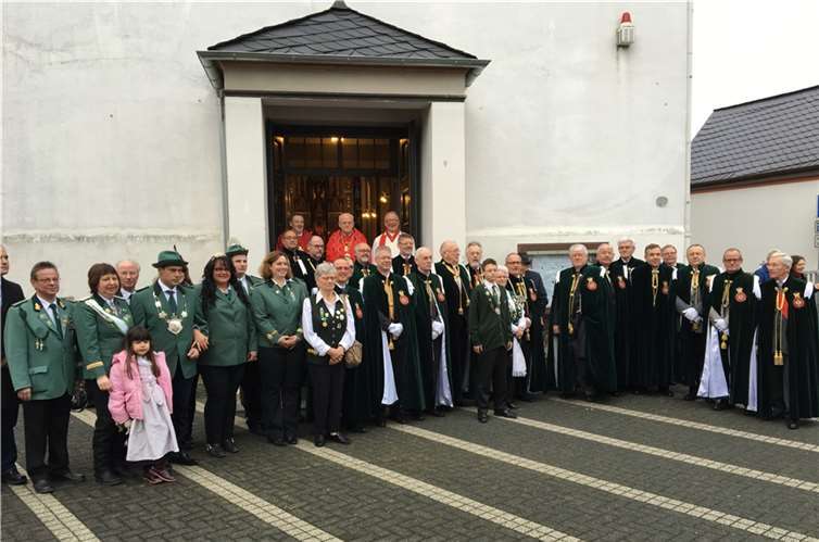 Die Ordensbrüder versammelten sich vor der Kirche in St. Sebastian. privat