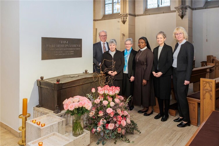 Die Ordensleitung mit Generaloberin Sr. M. Michaele Rohde (2. von rechts), Sr. M. Diane Tobossi (3. von rechts), Sr. Gerlinde-Maria Gard (3. von links) und Sr. Jutta Maria Musker (2. von links) zusammen mit Dr. Heinz-Jürgen Scheid, dem Vorstandsvorsitzenden der Marienhaus Stiftung, und Birgitta Lorke, der Vorsitzenden des Aufsichtsrats der Marienhaus GmbH, am Sarkophag der Seligen Mutter Rosa Flesch.  Foto: Joachim Gies