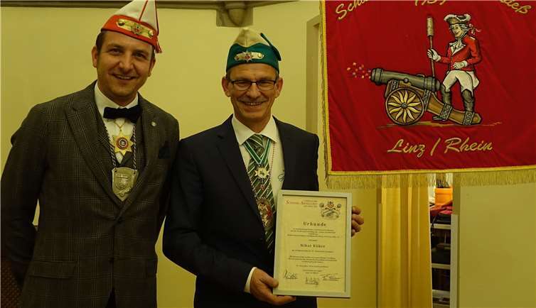 Die Ordensverleihung „Clowneritis Linzensis“ in Linz. Ordensträger Nihat Kökce (re.) mit dem Commodore des Funken-Korps Schwere Artillerie, Christian Siebertz.Roland Thees