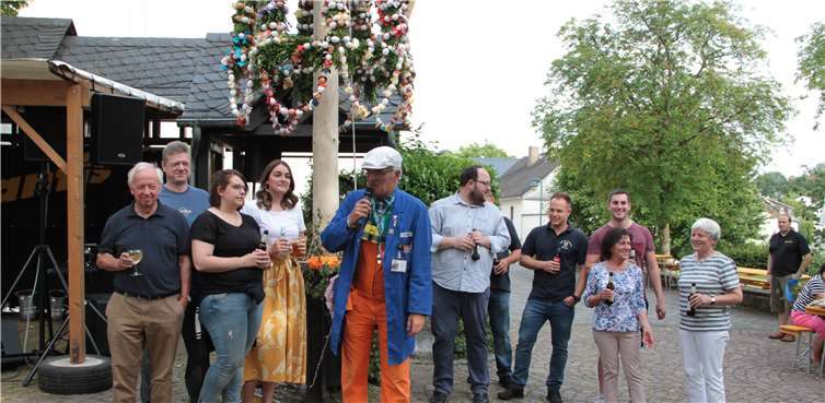 Die Organisatoren Freiwillige Feuerwehr, ev. Frauenkreis, Theatergruppe Becheln, Willi Wichtig und Bürgermeister Patrick Becker.Fotos: MFU