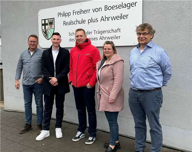 Die Organisatoren Johannes Morschhausen (re.) und Ralf Breuer (li.) mit den externen Experten Dominik Laux (Volksbank RheinAhrEifel), Peter Cihlars und Simone Gasper (beide Agentur für Arbeit). Quellen: Boeselager-Realschule