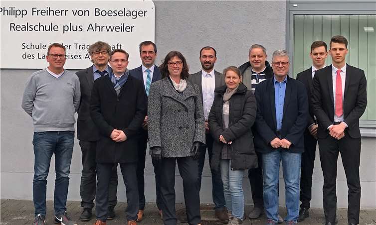 Die Organisatoren Johannes Morschhausen und Ralf Breuer mit Schulleiter Klaus Dünker und den Experten des Bewerbertrainings an der Boeselager-Realschule. Privat