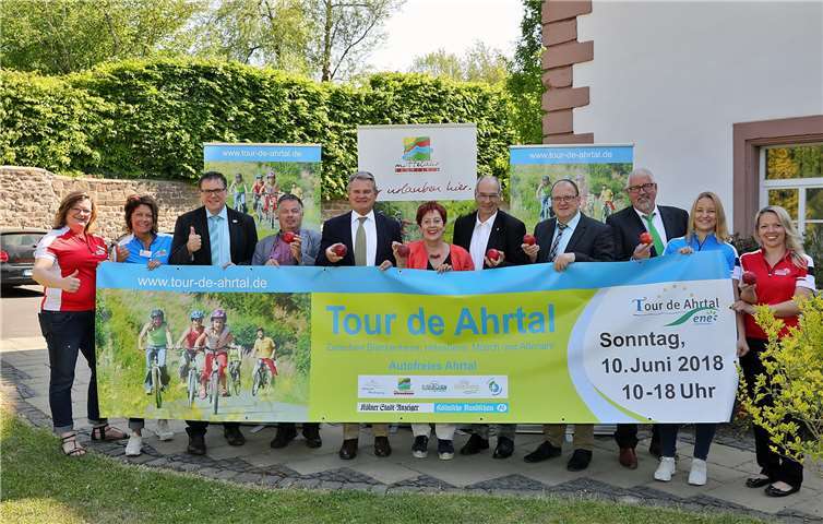 Die Organisatoren aus den beteiligten Landkreisen und Gemeinden präsentieren zusammen mit den Sponsoren die „Tour de Ahrtal 2018“: (v. l.) Svea Kiesel, Ulla Dismon, Rolf Hartmann, Friedhelm Münch, Günter Rosenke, Ingrid Näkel-Surges, Bernhard Jüngling, Guido Nisius, Michael Vitten, Esther Erharter, Sandra Ehlen. Werner Dreschers