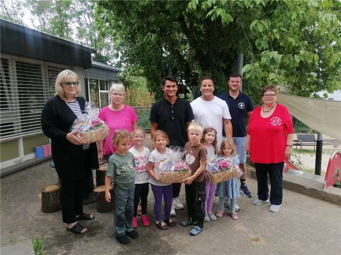 Die Organisatoren bei der Überreichung der Präsentkörbe an die Mendiger Kindergärten.  Foto: privat