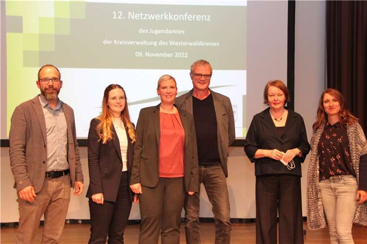 Die Organisatoren der 12. Netzwerkkonferenz des Kreisjugendamtes konnten 240 Gäste, um zu netzwerken und den Vortrag von Dagmar Wiegel zu hören, begrüßen. (von links nach rechts: Netzwerkkoordinatoren Björn Krause, Nina Schüchen, Kristin Andree, Leiter des Jugendamtes Udo Sturm, Referentin Dagmar Wiegel und Anna Weißheim vom Diakonischen Werk).  Foto: Pressestelle der Kreisverwaltung