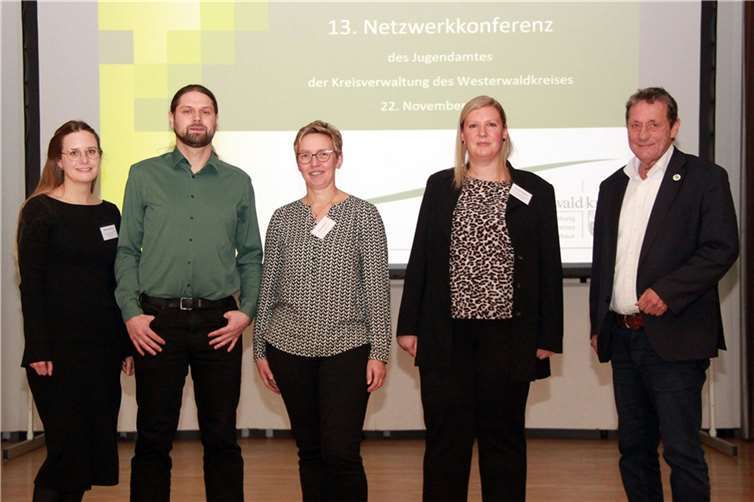 Die Organisatoren der 13. Netzwerkkonferenz des Kreisjugendamtes konnten 380 Gäste begrüßen (v.l.) Netzwerkkoordinatorin Nina Schüchen, Sascha Orth vom Sonderdienst Kinderschutz, Referentin Alexa Musch, Netzwerkkoordinatorin Kristin Andree und Landrat Achim Schwickert.  Foto: Kreisverwaltung / Carolin Faller