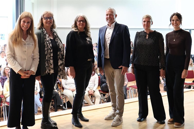 Die Organisatoren der 16. Netzwerkkonferenz des Kreisjugendamtes konnten 450 Gäste begrüßen. (von links nach rechts: Jugendamtsleiterin Alessandra Dierkes, die Referentinnen Andrea Galitz und Simone Densing, Landrat Klaus Lütkefedder sowie die Netzwerkkoordinatorinnen Kristin Andree und Rebekka Sturm).