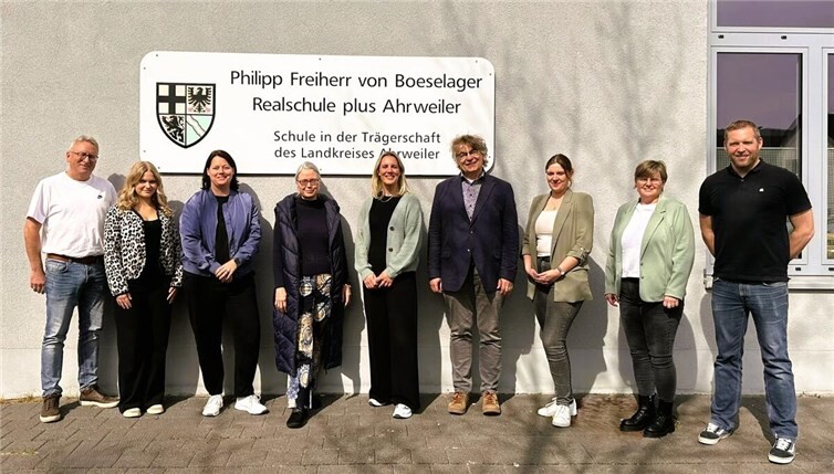 Die Organisatoren der Bewerbertrainings an der Boeselager-Realschule Ahrweiler, Johannes Morschhausen (Mitte) und Ralf Breuer (l.), mit den externen Experten Cimberley Röhrig und Nina Diehlmann (Wahl Firmengruppe), Claudia Wildermann (HWK), Daniela Bluhm (IHK Koblenz), Lara Fritsche (Kreissparkasse Ahrweiler) sowie Peter Cihlars und Simone Gasper (beide Agentur für Arbeit).