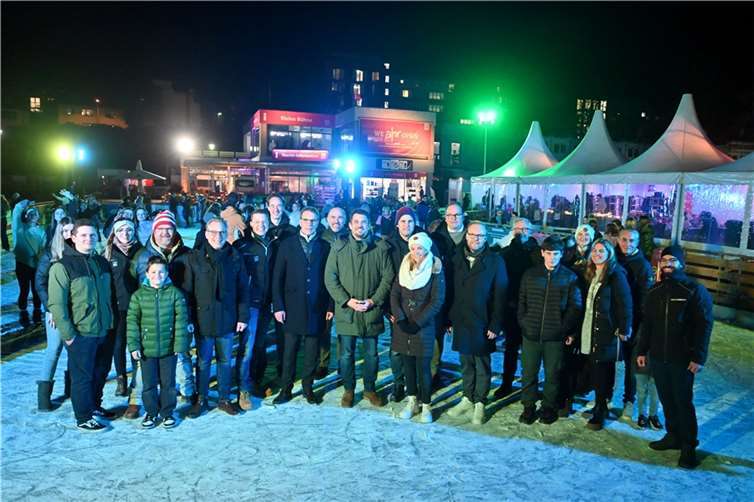 Die Organisatoren der Marketing GmbH dankten vor Ort im Kurpark allen Sponsoren der Eisbahn.  Foto: Hans-Jürgen Vollrath