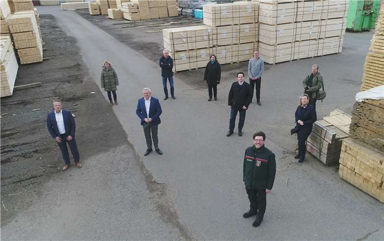 Die Organisatoren der Westerwälder Holztage 2021/22: (v.l.n.r.) Hans-Werner Breithausen(Bürgermeister VG Rengsdorf-Waldbreitbach), Sandra Köster (Vorständin Wir Westerwälder), Achim Hallerbach(Landrat Kreis Neuwied), Oliver Mühmel (Geschäftsführer van Roje), Katharina Schlag (Geschäftsführerin WFG WW),Harald Schmillen (Geschäftsführer WFG Neuwied), Lars Kober (Kreisverwaltung AK), Gerhard Wilms(Forstamt Dierdorf), Anja Hoffmann (WFG Neuwied), Hannsjörg Pohlmeyer (Holzbau-Cluster Rheinland-Pfalz).