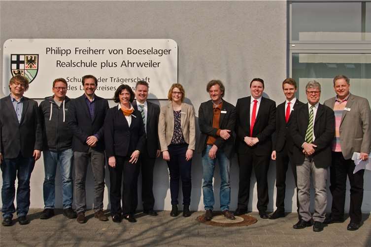 Die Organisatoren des Bewerbertrainings, Johannes Morschhausen und Ralf Breuer, mit Schulleiter Klaus Dünker und den Experten. privat