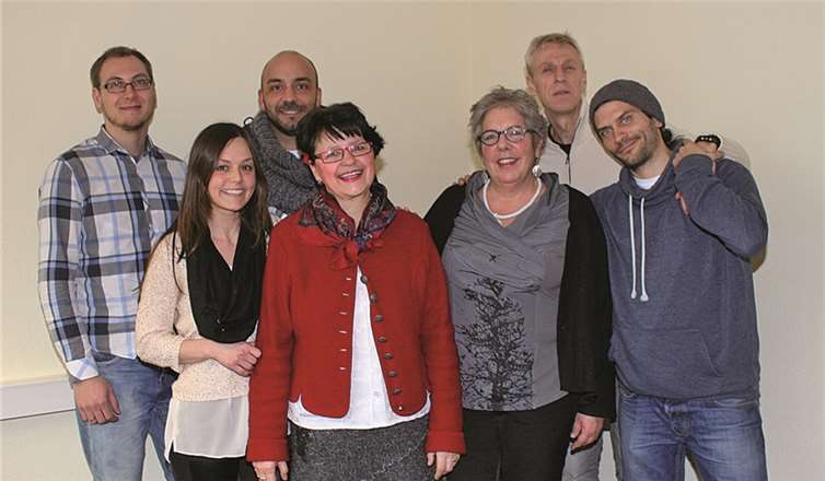 Die Organisatoren des Cage Soccer Turnieres, Veronique Lertinac, Eugen Rot, Micky Vlajnic, Marco Cicoria und Milan Kocian mit Dr. Ingrid Stollhof und Susan Sprague- Wessel vom Neuwieder Hospizverein (Mitte) bei der Spendenübergabe.privat