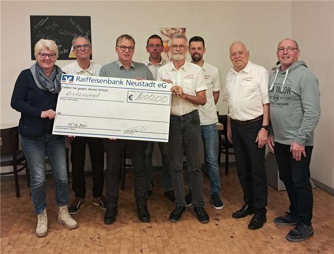 Die Organisatoren des Kabaretts bei der Spendenübergabe mit der Kinder-, Jugend- und Familientrauerbegleiterin Beate Christ.  Foto: Franz-Peter Dahl
