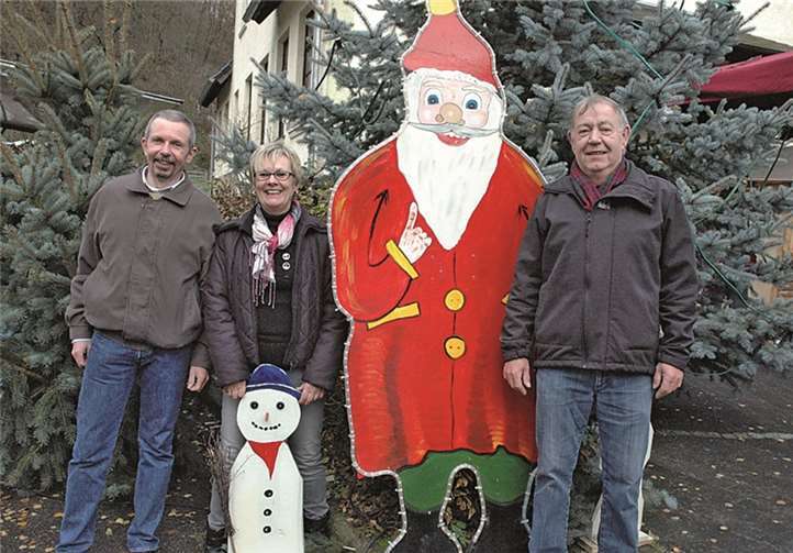 Die Organisatoren des Staffeler Weihnachtsmarktes (v. l.) Klaus Winkler, Eva Keuler und Franz-Josef Keuler konnten wieder mit dem Erfolg der Veranstaltung zufrieden sein.