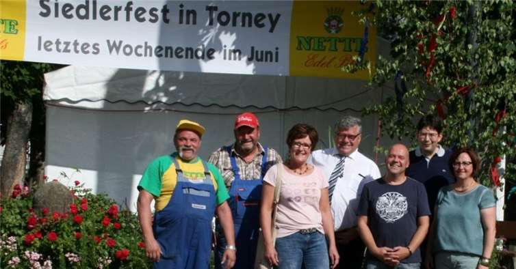 Die Organisatoren des Torneyer Siedlerfestes freuten sich, auch Gäste von außerhalb wie den Bad Hönninger Verbandsgemeindebürgermeister Michael Mahlert (Mitte) begrüßen zu können.  privat