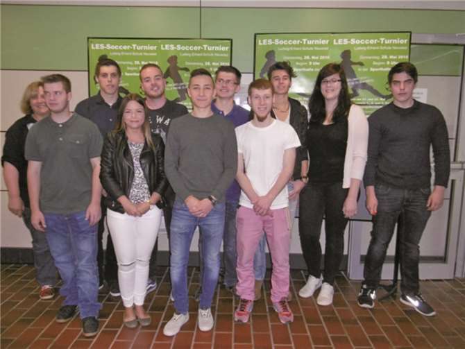 Die Organisatoren des erfolgreichen Soccer-Turniers aus der Höheren Berufsfachschule/RC13: Florian Mangel, Bisnik Jashari, Marta Rosiak, Carol Charlier, Vitalij Krugel, Michael Hartmann, Daniel Buschle, Yannik Baum, Alina Jungbluth und Hermann Wagner.privat