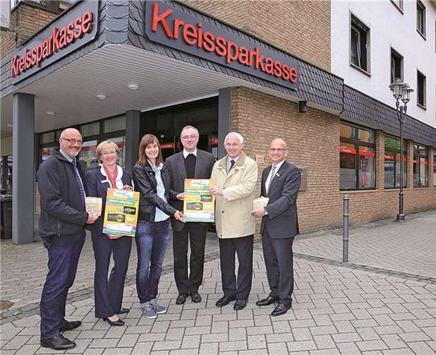 Die Organisatoren freuen sich über die Unterstützung der Kreissparkasse Ahrweiler: (v.l.) Jürgen Schwarzmann (Jugendpfleger der Verbandsgemeinde Adenau), Elke Hoffmann (KSK Adenau), Alina Schäfer (Organisationskomitee WJT), Dechant Klaus Kohnz (Dekanat Vulkaneifel), Verbandsbürgermeister Hermann-Josef Romes und Christoph Frings (KSK-Marktbereichsleiter Oberahr).privat