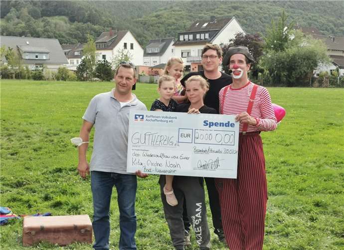 Die Organisatoren konnten einen Spendenscheck in Höhe von 20.000 Euro entgegen nehmen.