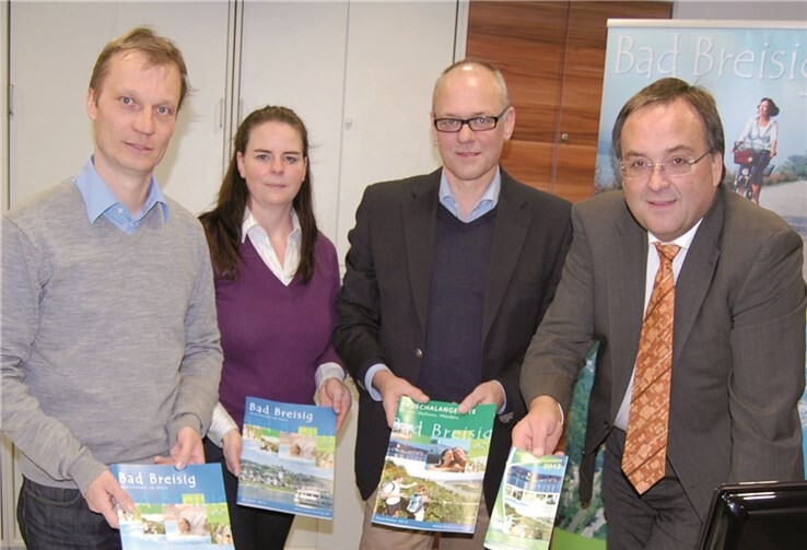 Die Organisatoren präsentieren die neuen Prospekte. (V.l.) Holger Klemm, Leiter der Tourist-Info, seine Mitarbeiterin Manuela Ockenfels, Wirtschaftsförderer Gerhard Olsberg und Bürgermeister Bernd Weidenbach.  FA