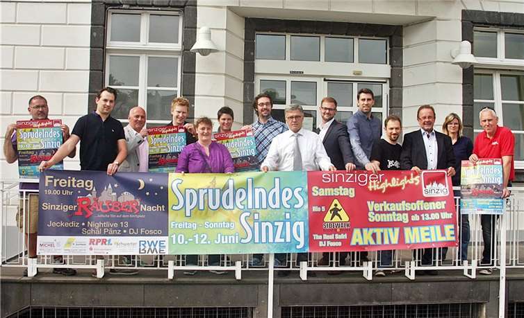 Die Organisatoren präsentierten das Plakat und das Programm für das Stadtfest Sprudelndes Sinzig. RÜ