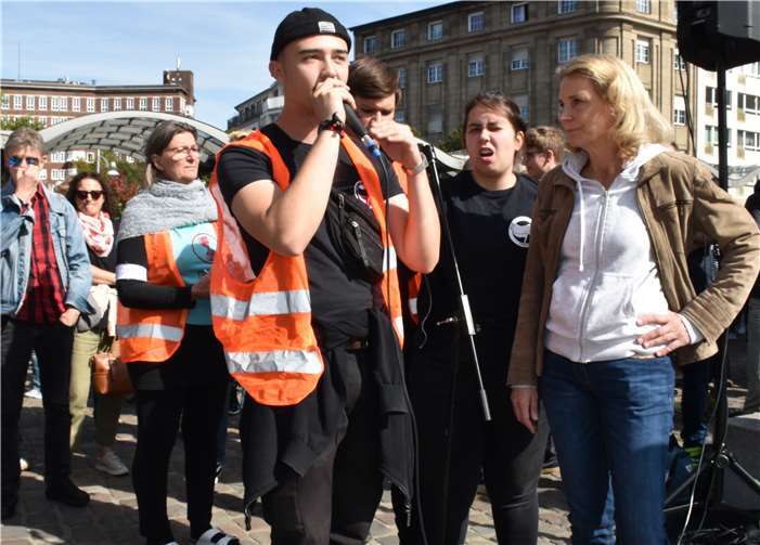 Die Organisatoren um Versammlungsleiterin Rieke Post (2. v. r.) erklärten, warum sie Anna Köbberling (r.) das Mikrofon wegnahmen.Fotos: HEP