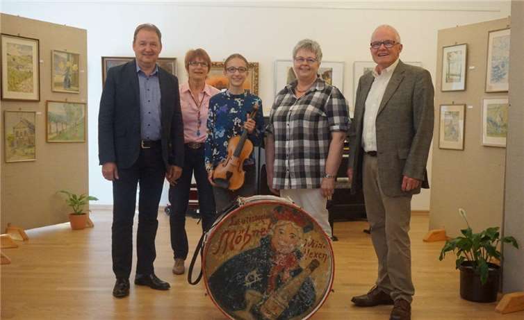 Die Organisatoren und Mitwirkenden freuten sich, die Ausstellung präsentieren zu können. Auch die Pauke der Leutesdorfer Weinhexen wurde von Martha von Laffert gestaltet. STUKO