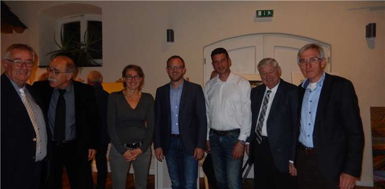 Die Organisatoren und Referenten des Abends (v.l.) Paul Gieler, Matthias Bertram, Weinküfermeisterin Astrid Rickert,Geschäftsführer Thomas Monreal, Winzermeister Marc Linden, Dr. Gerhard Kreuter und Bernd Schreiner. Foto: RU