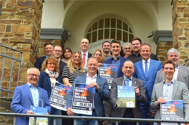 Die Organisatoren und Sponsoren der diesjährigen „Nacht der Vulkane“.  Foto: AKS