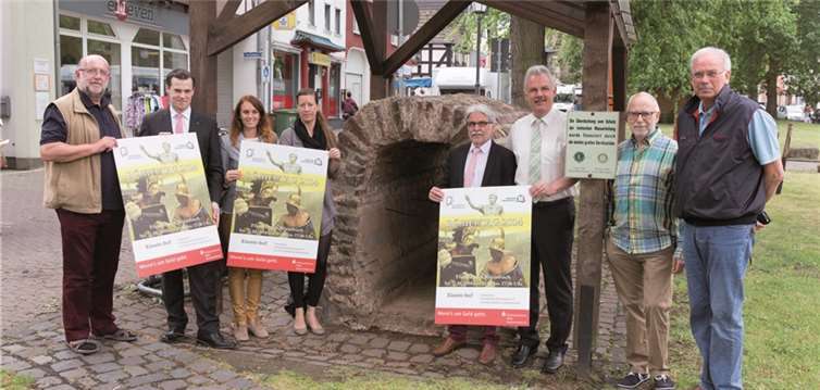 Die Organisatoren und Sponsoren des Römertags: v.l.n.r.: Prof. Dr.Klaus Grewe, Freundeskreis; Stephan Moos, KSK; Luana Vanessa Felline, rhein-voreifel-touristik; Miriam Sabo, Naturpark Rheinland; Lorenz Euskirchen, Freundeskreis, Stefan Raetz, Bürgermeister, Prof. Dr. Gerd Wiendieck, Freundeskreis; Rolf Greiff, Freundeskreis. Matthias Kehrein