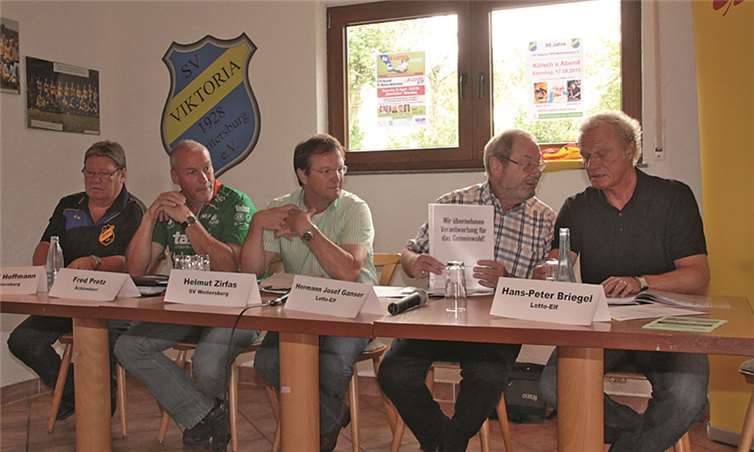 Die Organisatoren und Veranstalter an einem Tisch bei der Pressekonferenz.
