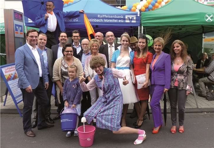 Die Organisatoren und viele Helfer eröffneten vor der neugestalteten Raiffeisenbank den verkaufsoffenen Sonntag. -WM-