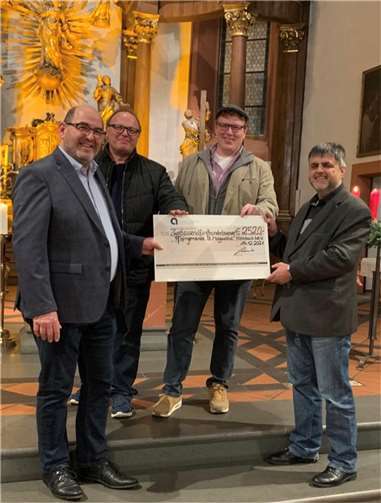 Die Organisatoren (v.l.n.r.) Dr. Reinhard Schneider, Thomas Laux und Thomas Aufdermauer übergeben 2520 Euro an Pastor Peter Dörrenbächer für soziale Projekte in Heimbach-Weis.Foto: privat