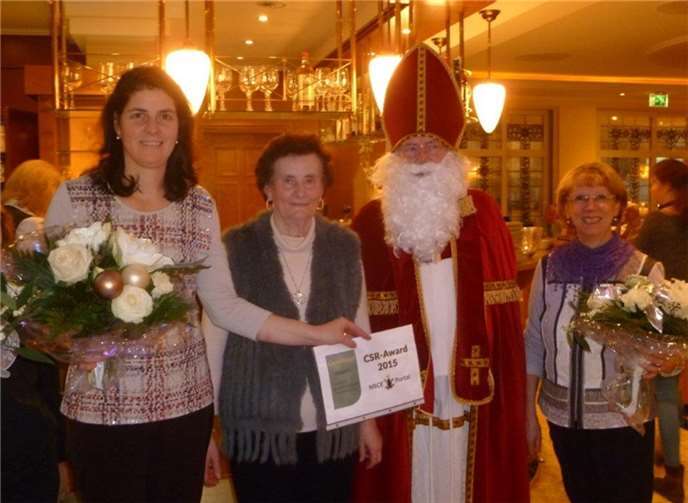 Die Organisatoren (v.l.n.r.): Judith Bell mit Auszeichnungsurkunde, Maria Sturtz, Johannes Sturtz als Nikolaus, Marlies Bell.privat