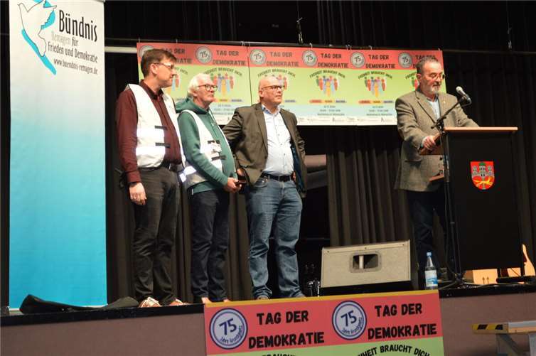 Die Organisatoren vom „Tag der Demokratie“ in Remagen (v.l.): Jörg Loosen, Udo Klein, Bernd Loschnig und Lothar Knothe (am Rednerpult) bei der Begrüßung.  Fotos: AB