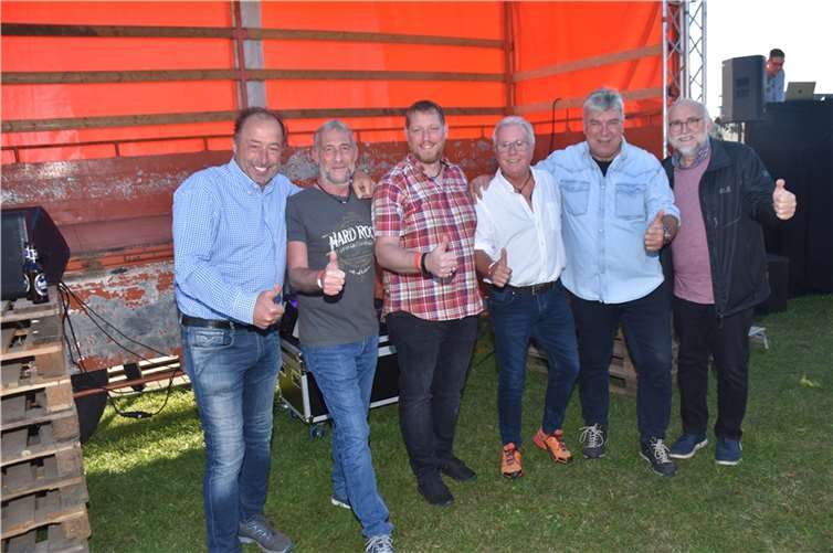 Die Organisatoren waren mit der Resonanz des Helferfestes sehr zufrieden. Der stellvertretender Bürgermeister Kalle Kerstholt bedankte sich bei den Helferinnen und Helfer. v.l. Heinz Josef (Bu) Rose, Detlef (Detti) Lünenbach, Jürgen Roitzheim, Hans Peter Eich, Ralf Dahs und Kalle Kerstholt. Foto: Eich