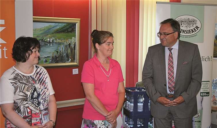 Die Organisatorinnen Silke Kluth und Elke Schnitzler überraschten Bürgermeister Bernd Weidenbach mit einem perfekten Gesundheitstag. TER