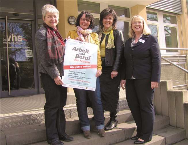 Die Organisatorinnen der Frauenmesse präsentieren das Veranstaltungsplakat. Von links: Doris Eyl-Müller, Gleichstellungsbeauftragte des Landkreises Neuwied; Sybille Offerman, Beauftragte für Chancengleichheit am Arbeitsmarkt des Jobcenters für den Landkreis Neuwied; Gisela Kretzer, Beauftragte für Chancengleichheit am Arbeitsmarkt der Agentur für Arbeit Neuwied; Jutta Gollinski, Leiterin der VHS Neuwied; es fehlt: Sandra Thannhäuser - Gleichstellungsbeauftragte der Stadt Neuwied. privat