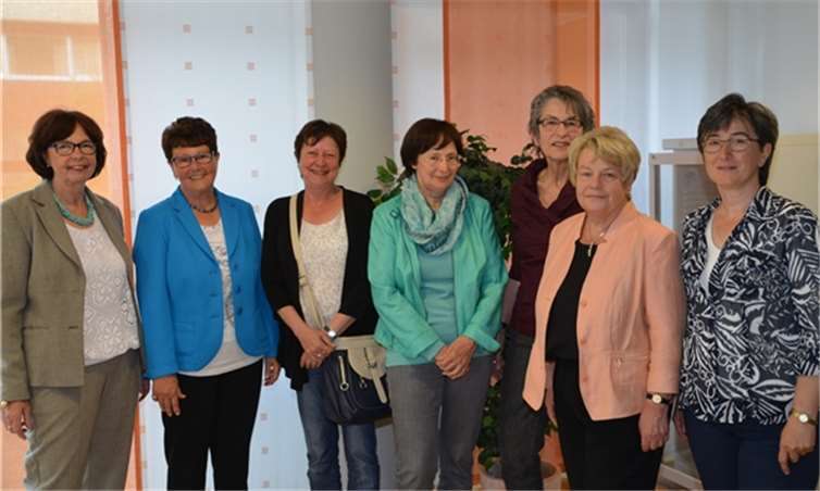 Die Organisatorinnen der Kreisfrauenkonferenz Rosemarie Waldorf (Kreisfrauenvertreterin, 2.v.li.), Gisela Stahl (li.) und Christa Hümmerich (2.v.re.) mit den Referentinnen Christa Reutelsterz (3.v.li.), Ute Starrmann (4.v.li.), Hildegard Luttenberger (3.v.re.) und Angela Kurtscheid (re.).privat