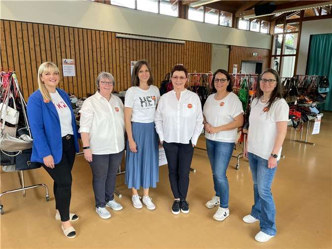 Die Organisatorinnen des Netzwerks Orange freuen sich über die riesige Resonanz der Taschenbörse und den tollen Verkaufserlös zugunsten des Frauenhauses.  Foto: Pressestelle der Kreisverwaltung / Michael Noll