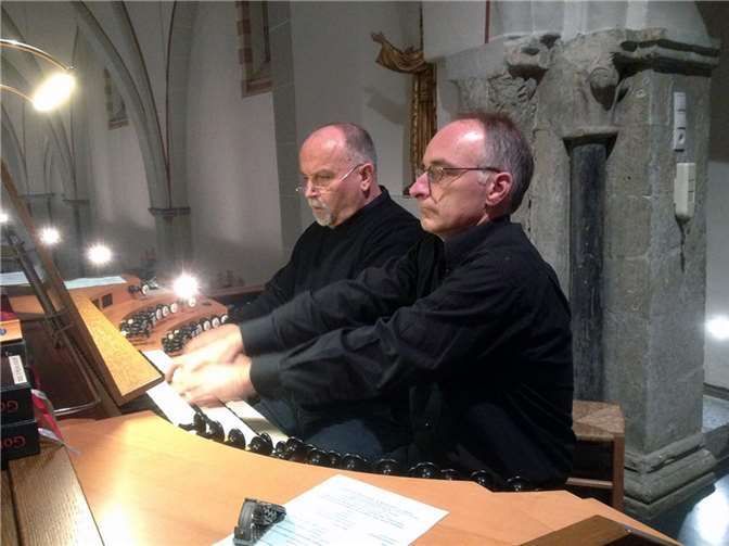 Die Organisten Gisbert Wüst (hinten) und Wolfgang Arneth gestalten das Programm der Marktmusik.Quelle: Stadt Bendorf