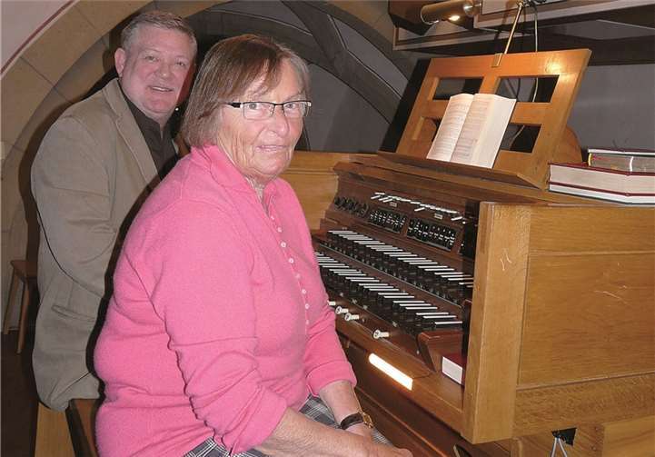 Die Orgel steht nun auf der Empore, hierüber ist man sehr zufrieden. privat