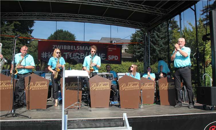 Die „Original Goldbach Musiker“ spielten am Sonntag auf der Kulturbühne im Kurpark.