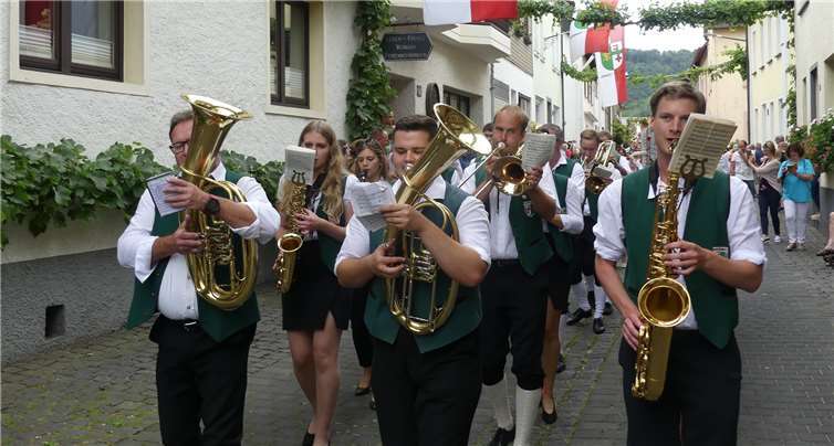 Die „Original Klingenden Moselländer“ führten unter anderem den großen Festumzug durch den Winzerort an. Fotos:-TE-