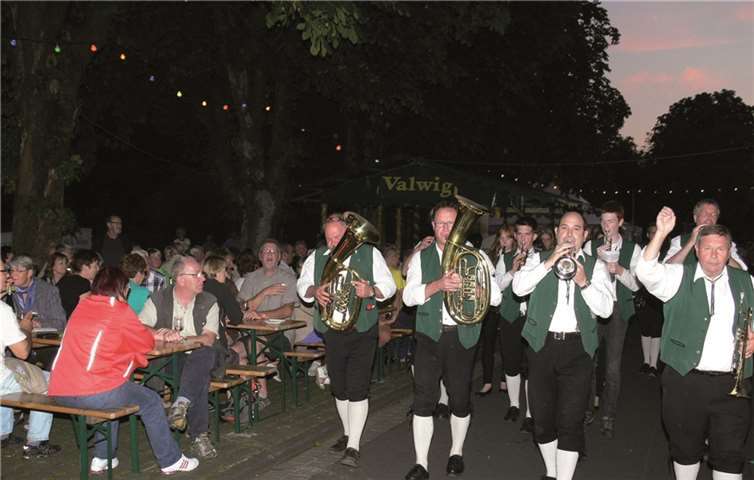 Die „Original Klingenden Moselländer“ übernahmen die musikalische Begleitung beim Festumzug und gaben ein Konzert auf dem Festplatz.