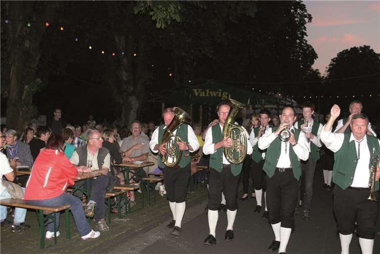 Die „Original Klingenden Moselländer“ übernahmen die musikalische Begleitung beim Festumzug und gaben ein Konzert auf dem Festplatz.