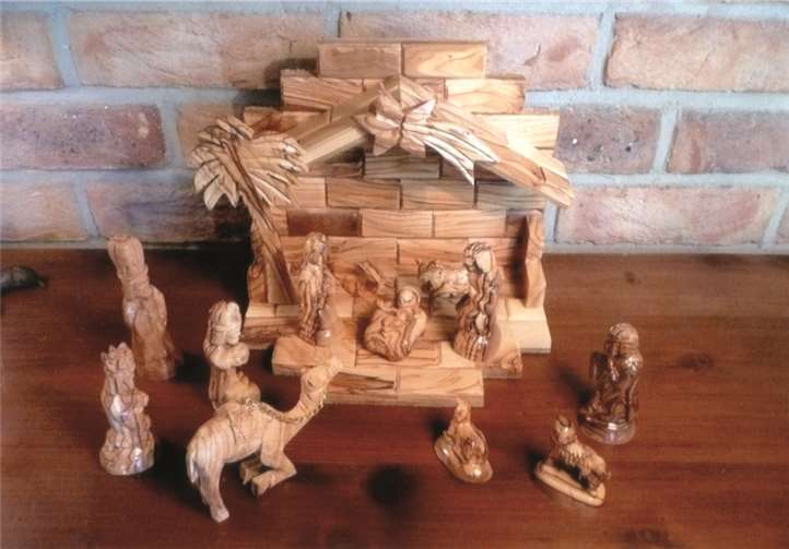 Die Original-Olivenholzkrippe eines israelischen Schnitzers, direkt in Bethlehem, dem Christ-Geburtsort, erworben, ist wohl ein Symbol des Friedens, doch konnte man selbst zeitlich nur knapp einem christfeindlichen Anschlag unversehrt entkommen. So mag die nachfolgende Fabel trotz aller äußerlichen Differenzen „Kugel und Stern“ versöhnen ...privat