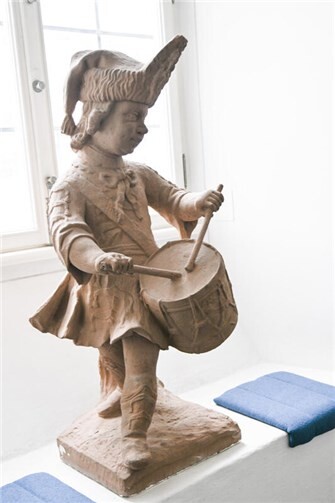 Die Originale der ganzfigurigen Skulpturen stehen derzeit in den Fensternischen von Schloss Engers. Die Duplikate sollen wieder an ihre ursprünglichen Plätze auf den Torhäuschen von Schloss Engers.  Foto: Heinz Mohr